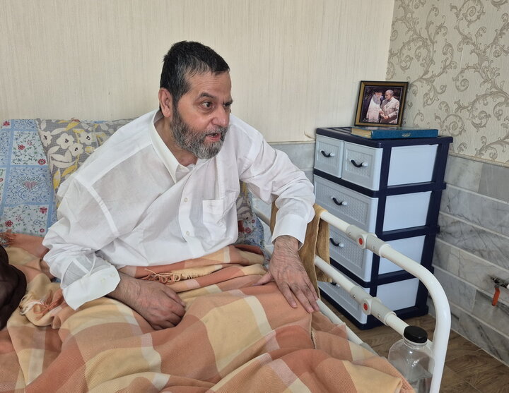 تصاویر/ عیادت مدیر و اساتید مدرسه علمیه آیت‌الله مدنی کاشانی(ره) از روحانی آزاده دوران دفاع مقدس