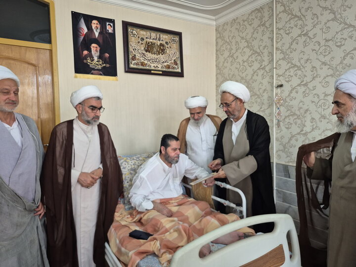 تصاویر/ عیادت مدیر و اساتید مدرسه علمیه آیت‌الله مدنی کاشانی(ره) از روحانی آزاده دوران دفاع مقدس
