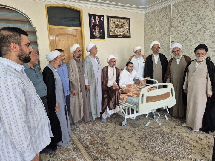 تصاویر/ عیادت مدیر و اساتید مدرسه علمیه آیت‌الله مدنی کاشانی(ره) از روحانی آزاده دوران دفاع مقدس