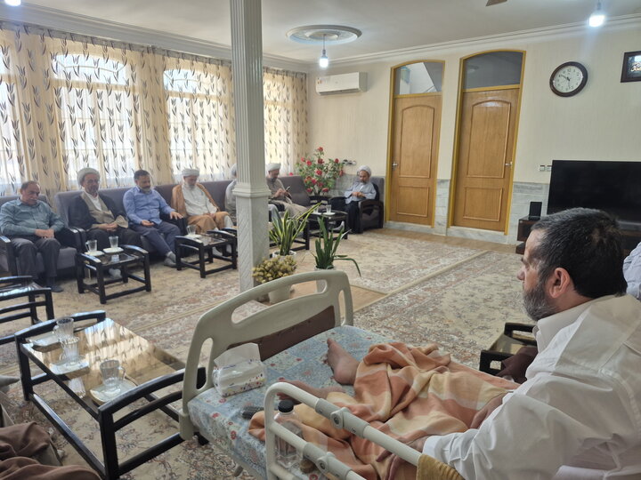 تصاویر/ عیادت مدیر و اساتید مدرسه علمیه آیت‌الله مدنی کاشانی(ره) از روحانی آزاده دوران دفاع مقدس