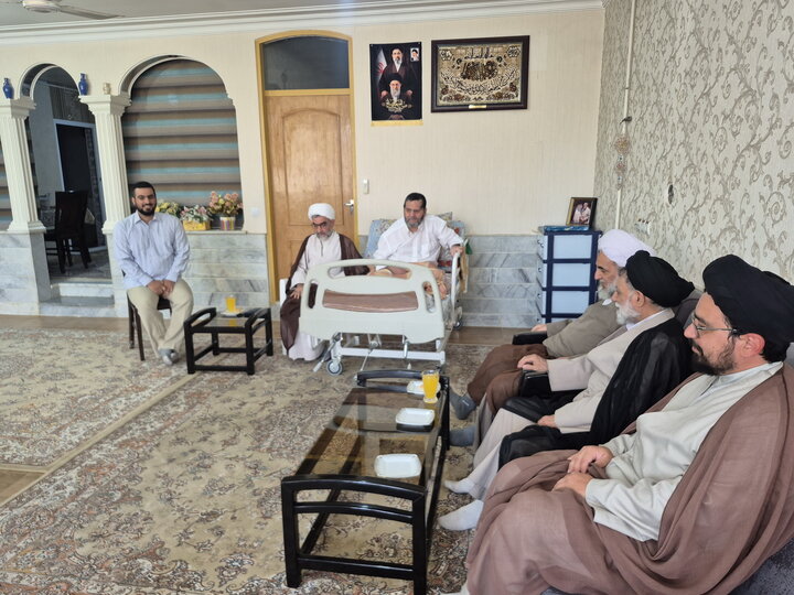 تصاویر/ عیادت مدیر و اساتید مدرسه علمیه آیت‌الله مدنی کاشانی(ره) از روحانی آزاده دوران دفاع مقدس