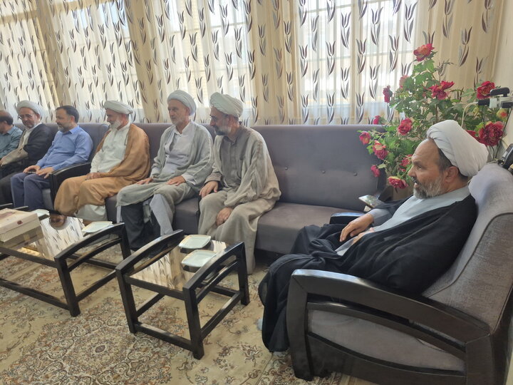 تصاویر/ عیادت مدیر و اساتید مدرسه علمیه آیت‌الله مدنی کاشانی(ره) از روحانی آزاده دوران دفاع مقدس