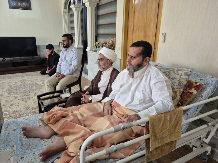 تصاویر/ عیادت مدیر و اساتید مدرسه علمیه آیت‌الله مدنی کاشانی(ره) از روحانی آزاده دوران دفاع مقدس