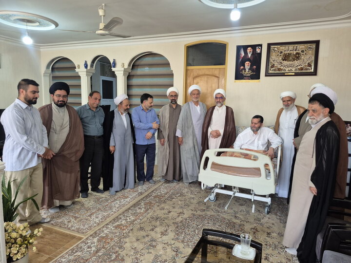 تصاویر/ عیادت مدیر و اساتید مدرسه علمیه آیت‌الله مدنی کاشانی(ره) از روحانی آزاده دوران دفاع مقدس