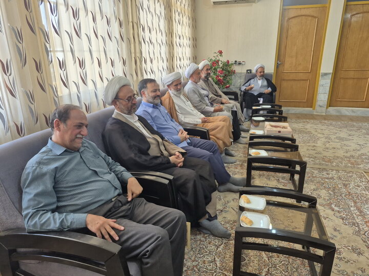 تصاویر/ عیادت مدیر و اساتید مدرسه علمیه آیت‌الله مدنی کاشانی(ره) از روحانی آزاده دوران دفاع مقدس