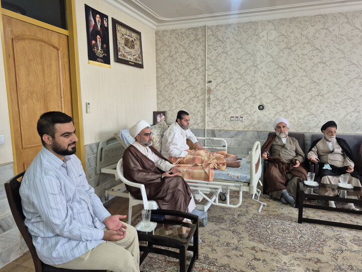 تصاویر/ عیادت مدیر و اساتید مدرسه علمیه آیت‌الله مدنی کاشانی(ره) از روحانی آزاده دوران دفاع مقدس