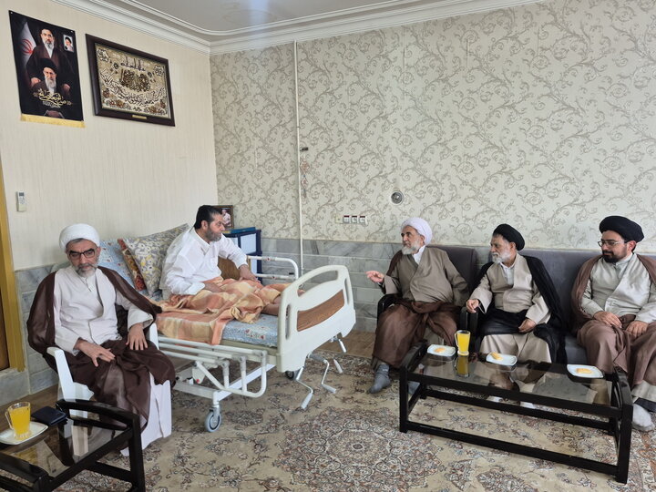 تصاویر/ عیادت مدیر و اساتید مدرسه علمیه آیت‌الله مدنی کاشانی(ره) از روحانی آزاده دوران دفاع مقدس