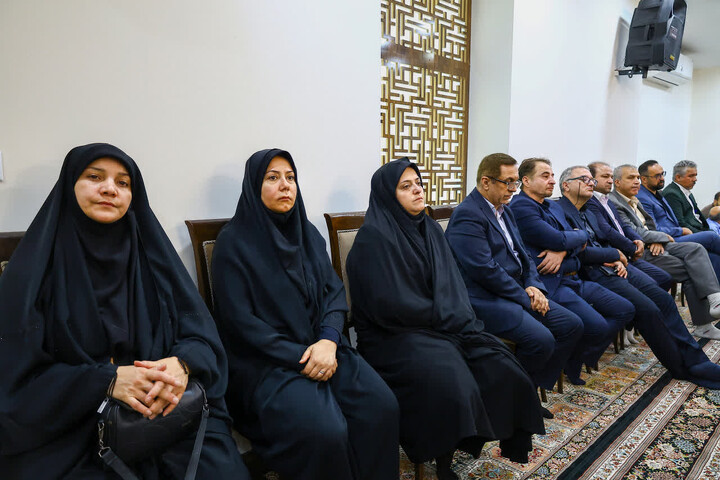 تصاویر / دیدار جمعی از فعالین اقتصادی، نمایندگان اصناف و بازاریان تبریز با  نماینده ولی‌فقیه در استان آذربایجان شرقی