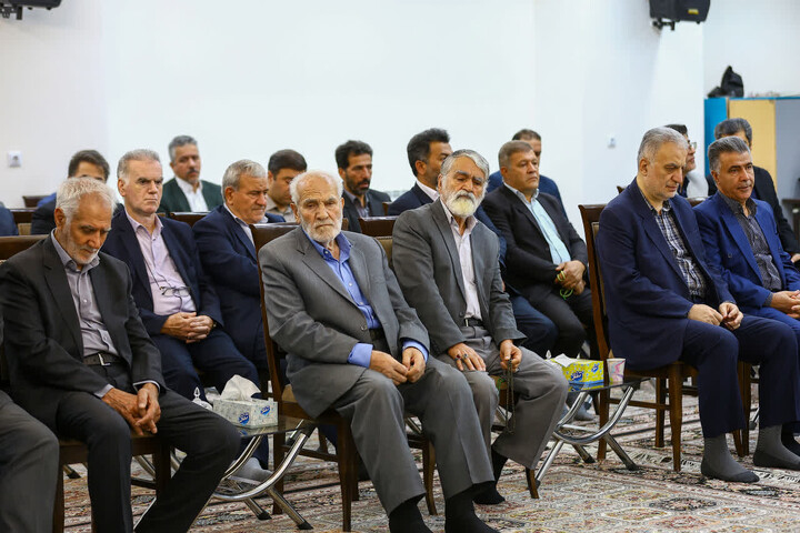 تصاویر / دیدار جمعی از فعالین اقتصادی، نمایندگان اصناف و بازاریان تبریز با  نماینده ولی‌فقیه در استان آذربایجان شرقی