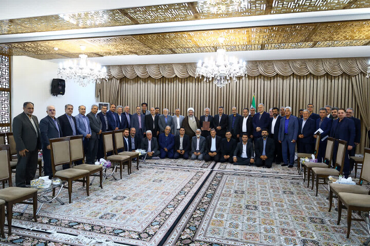 تصاویر / دیدار جمعی از فعالین اقتصادی، نمایندگان اصناف و بازاریان تبریز با  نماینده ولی‌فقیه در استان آذربایجان شرقی