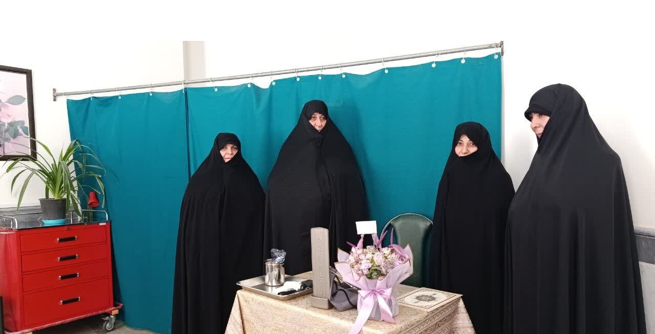 تجلیل مدیر جامعه‌الزهرا سلام‌الله‌علیها از پزشک همراه طلاب