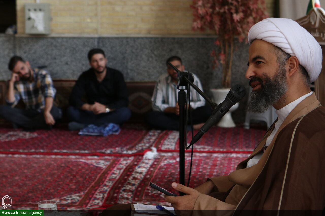 ضرورت شناخت مکتب امام خمینی(ره) و ارتباط قلبی طلاب با امام زمان(عج)