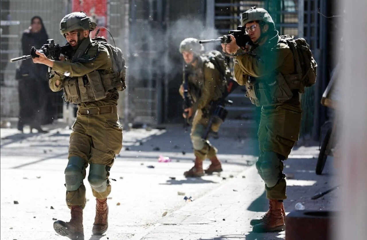 اعتداءات إسرائيلية بالضفة الغربية: اعتقال 11 فلسطينياً وحصار 3 منازل في قصرة لليوم الـ15