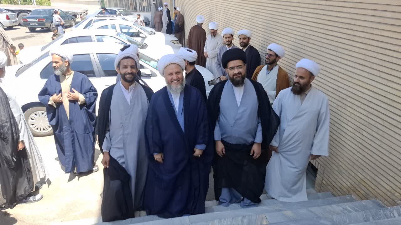 حوزه/ اردوی یک روزه علمی فرهنگی  وفریحی امامان جماعت مساجد آران وبیدگل به اتفاق خانواده هایشان درمدرسه علمیه حضرت ولیعصر(عج) قمصربرگزار شد. 