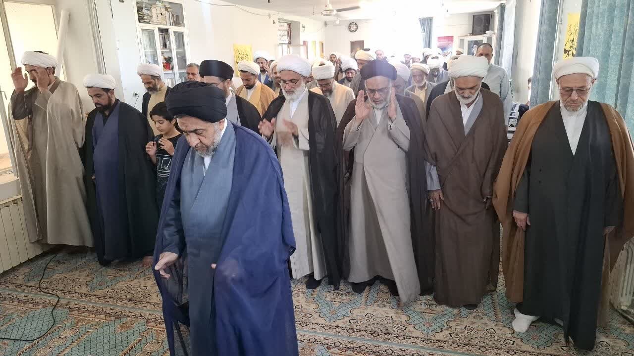 حوزه/ اردوی یک روزه علمی فرهنگی وفریحی امامان جماعت مساجد آران وبیدگل به اتفاق خانواده هایشان درمدرسه علمیه حضرت ولیعصر(عج) قمصربرگزار شد.