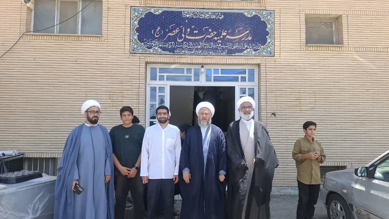 حوزه/ اردوی یک روزه علمی فرهنگی وفریحی امامان جماعت مساجد آران وبیدگل به اتفاق خانواده هایشان درمدرسه علمیه حضرت ولیعصر(عج) قمصربرگزار شد.