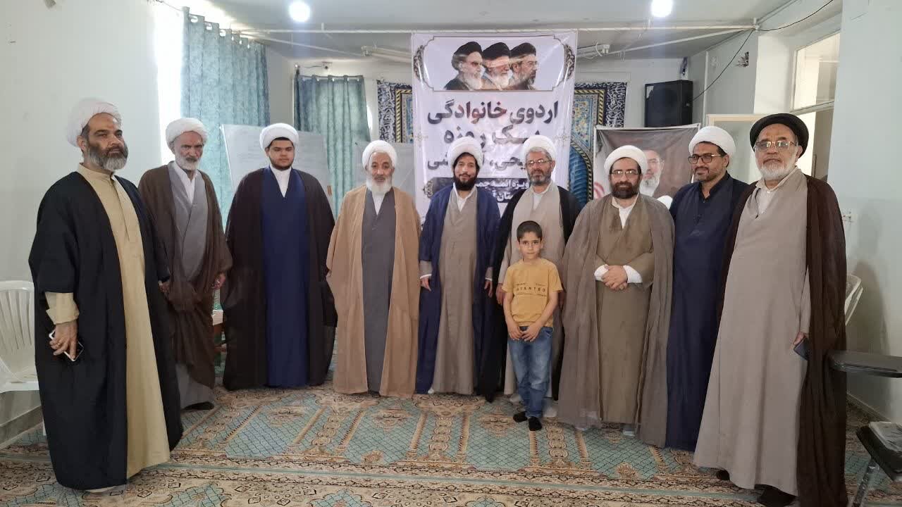حوزه/ اردوی یک روزه علمی فرهنگی  وفریحی امامان جماعت مساجد آران وبیدگل به اتفاق خانواده هایشان درمدرسه علمیه حضرت ولیعصر(عج) قمصربرگزار شد. 