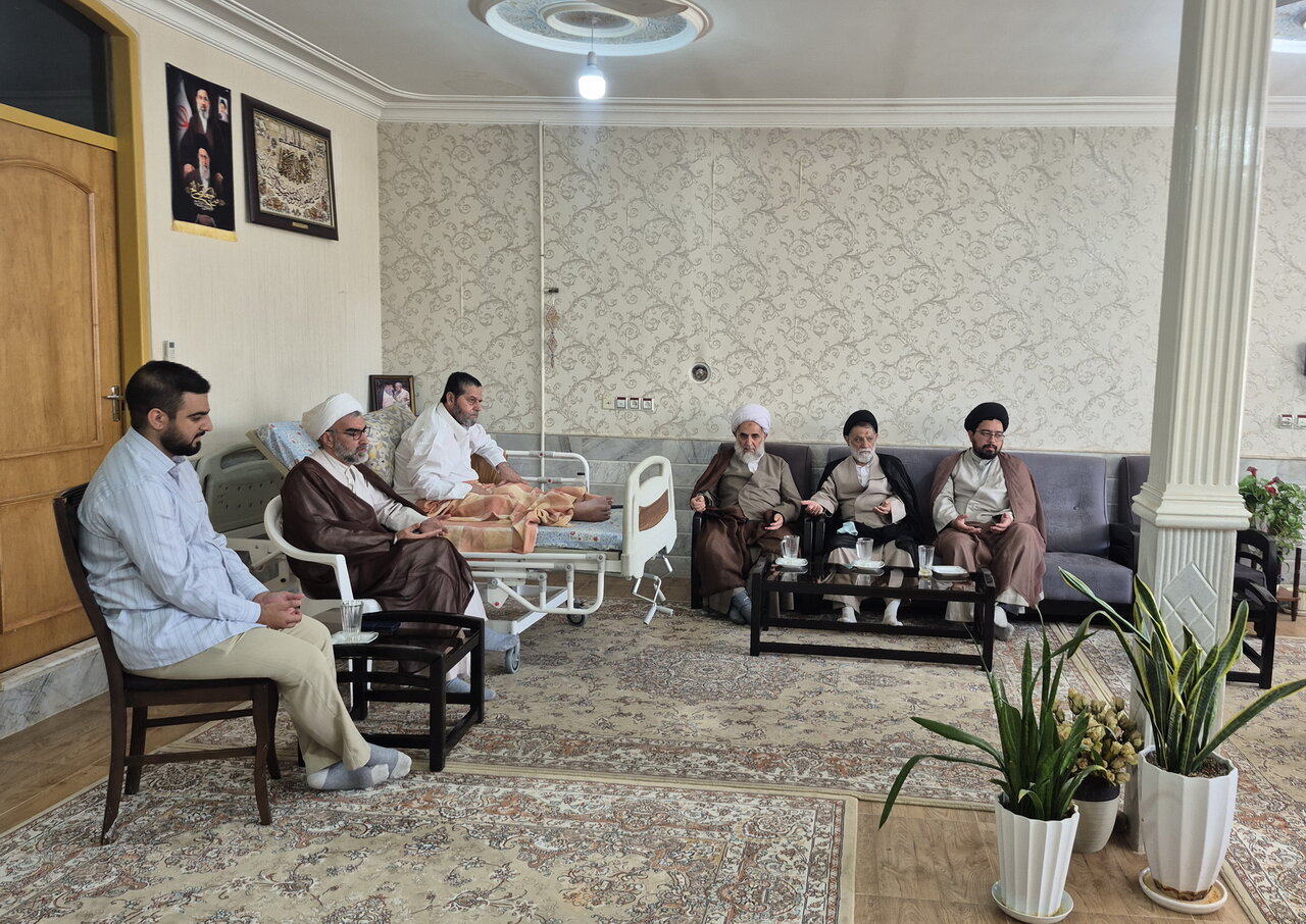 عیادت کارکنان مدرسه علمیه آیت‌الله مدنی کاشانی(ره) از روحانی جانباز دوران دفاع مقدس