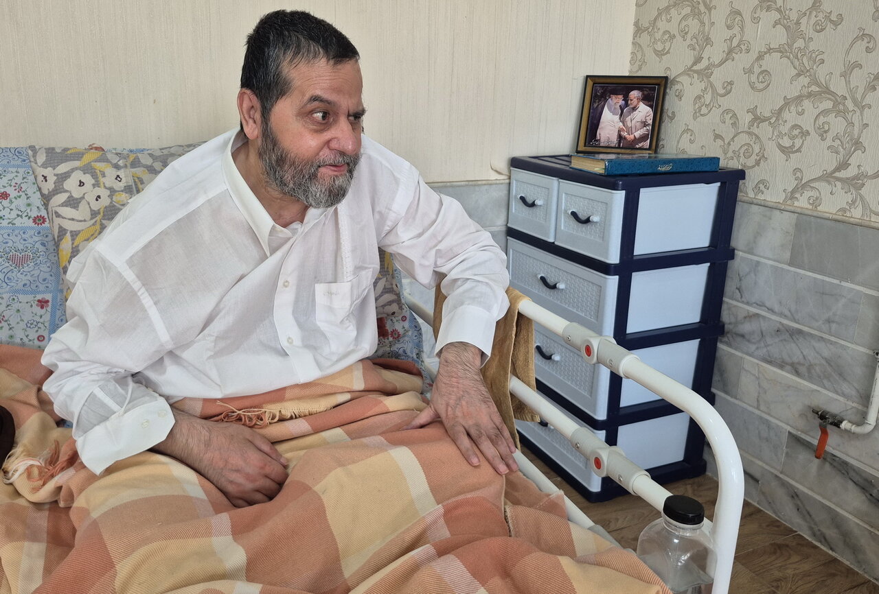 عیادت کارکنان مدرسه علمیه آیت‌الله مدنی کاشانی(ره) از روحانی جانباز دوران دفاع مقدس