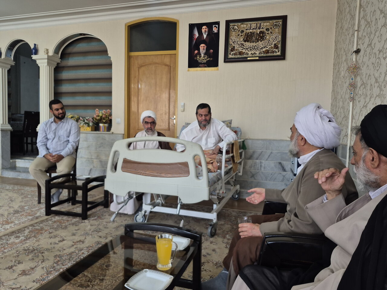 عیادت کارکنان مدرسه علمیه آیت‌الله مدنی کاشانی(ره) از روحانی جانباز دوران دفاع مقدس