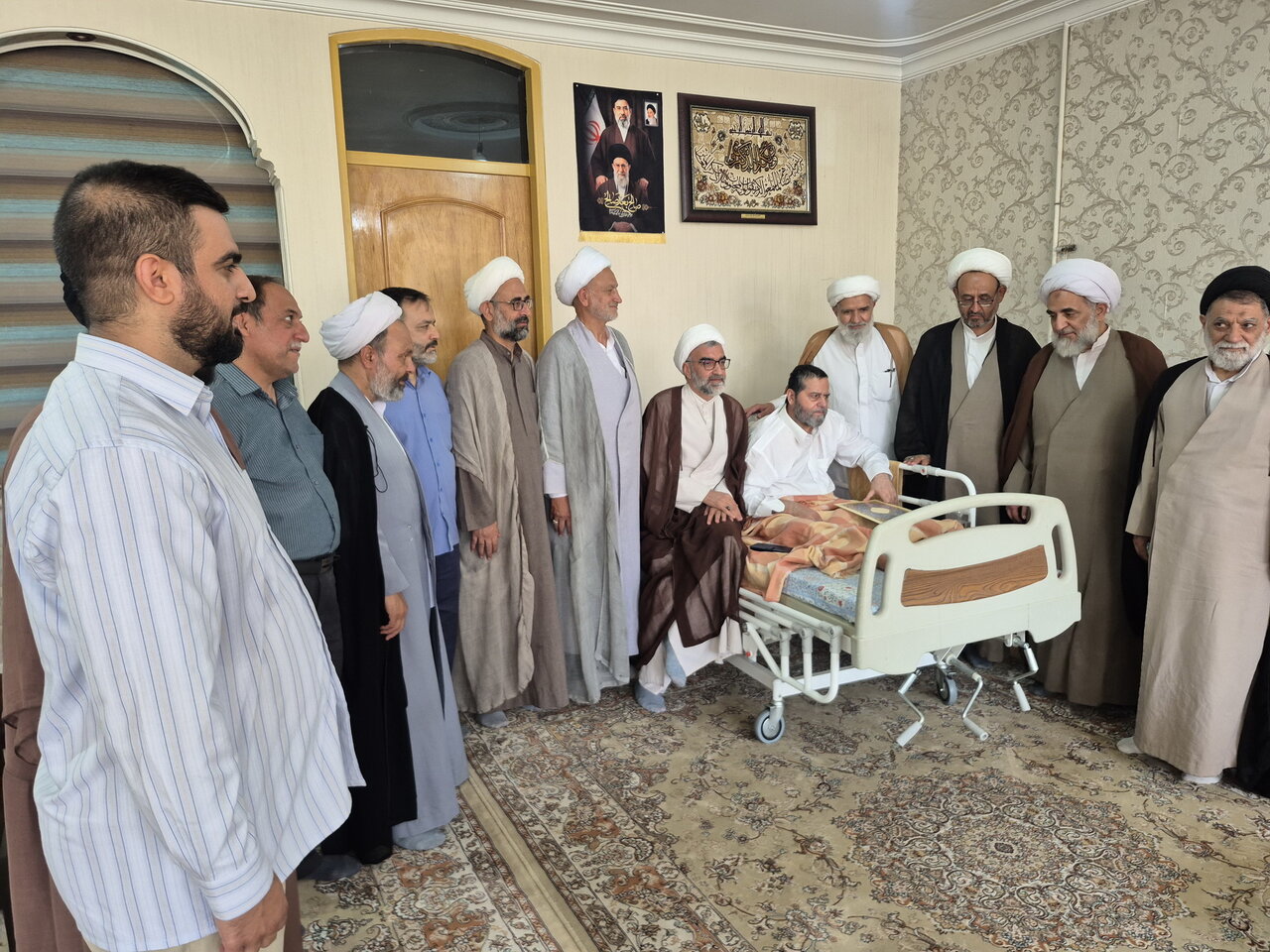 عیادت کارکنان مدرسه علمیه آیت‌الله مدنی کاشانی(ره) از روحانی جانباز دوران دفاع مقدس