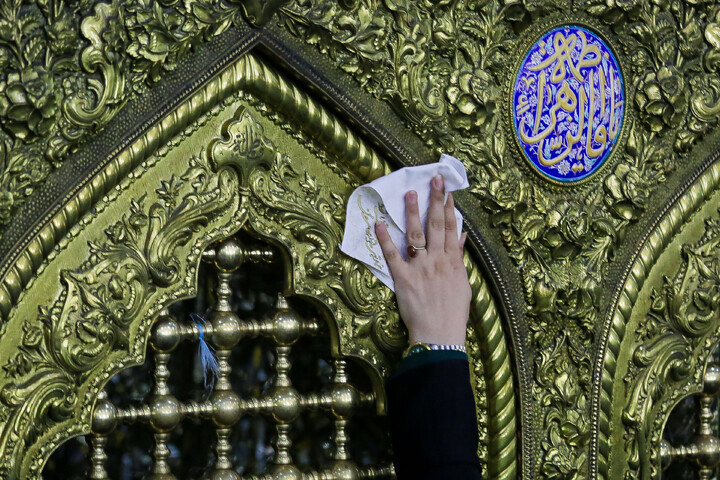 تصاویر/ آیین غبارروبی حرم مطهر حضرت فاطمه معصومه سلام‌الله‌علیها به مناسبت گرامیداشت روز خبرنگار