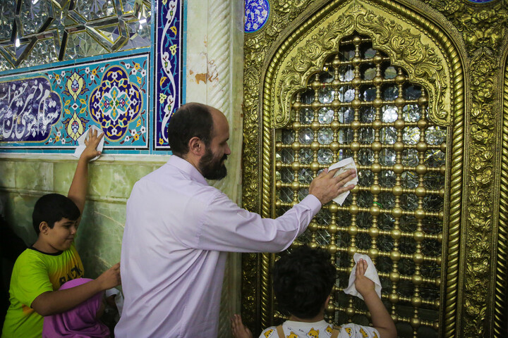 تصاویر/ آیین غبارروبی حرم مطهر حضرت فاطمه معصومه سلام‌الله‌علیها به مناسبت گرامیداشت روز خبرنگار