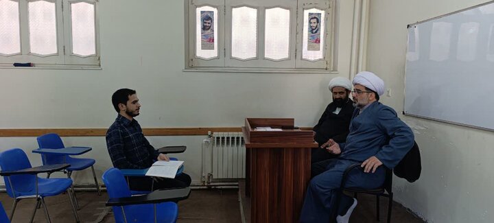 تصاویر/  برگزاری مصاحبه علمی استادیاری از طلاب متقاضی تدریس ادبیات در مدرسه علمیه خاتم الانبیاء بابل