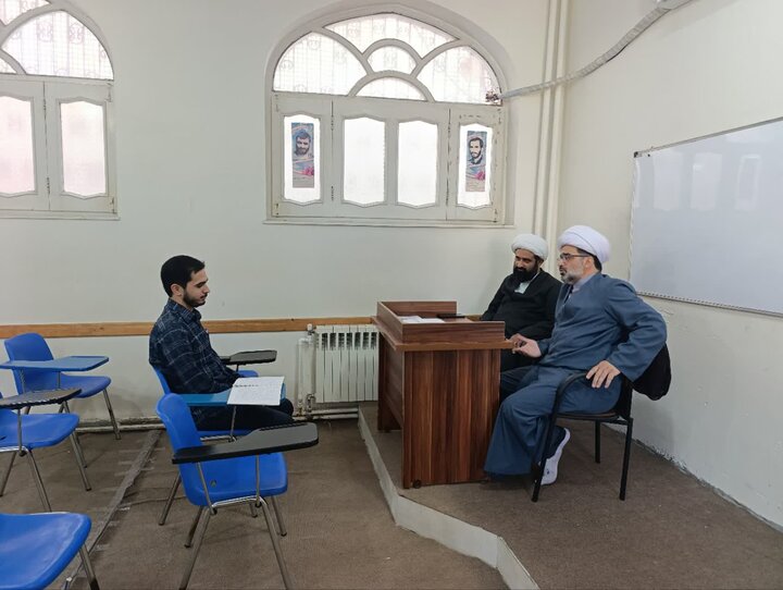 تصاویر/  برگزاری مصاحبه علمی استادیاری از طلاب متقاضی تدریس ادبیات در مدرسه علمیه خاتم الانبیاء بابل