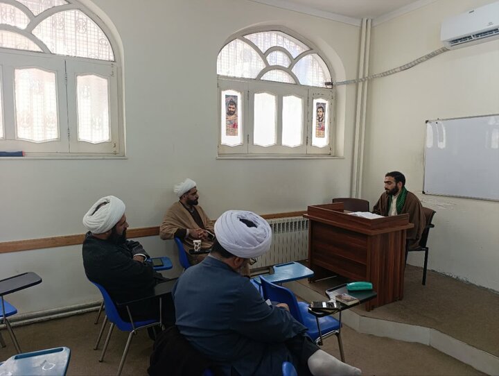 تصاویر/  برگزاری مصاحبه علمی استادیاری از طلاب متقاضی تدریس ادبیات در مدرسه علمیه خاتم الانبیاء بابل