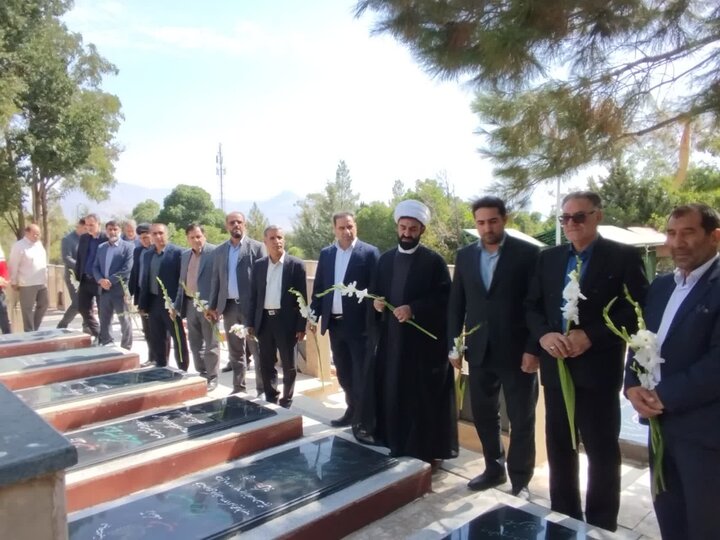 تصاویر عطرافشانی قبور مطهر شهدا در نورآباد