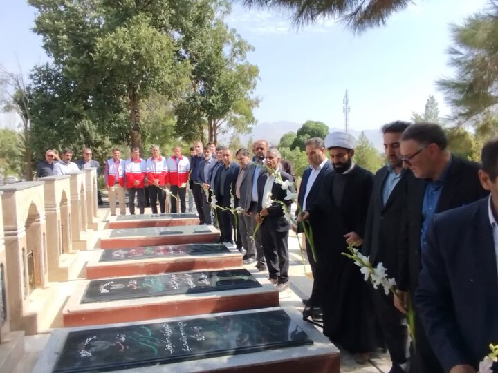 تصاویر عطرافشانی قبور مطهر شهدا در نورآباد