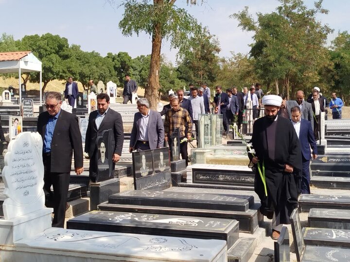 تصاویر عطرافشانی قبور مطهر شهدا در نورآباد