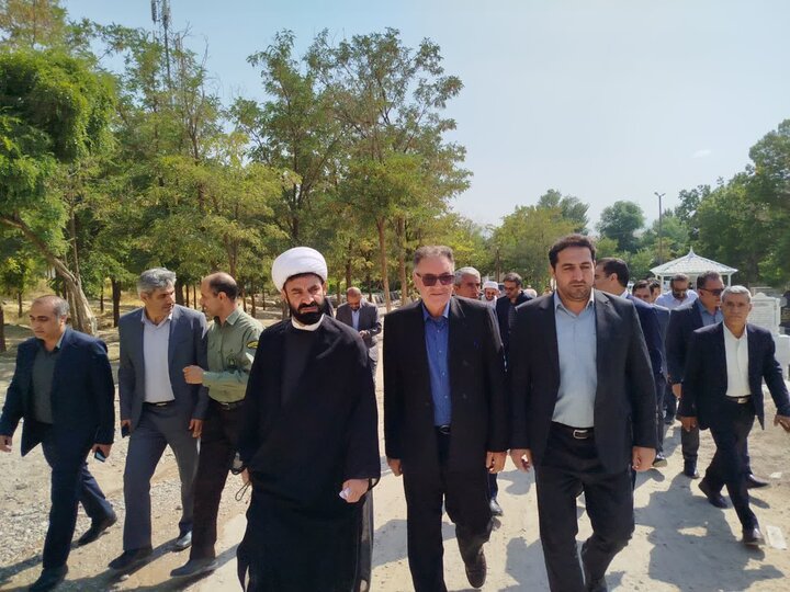 تصاویر عطرافشانی قبور مطهر شهدا در نورآباد