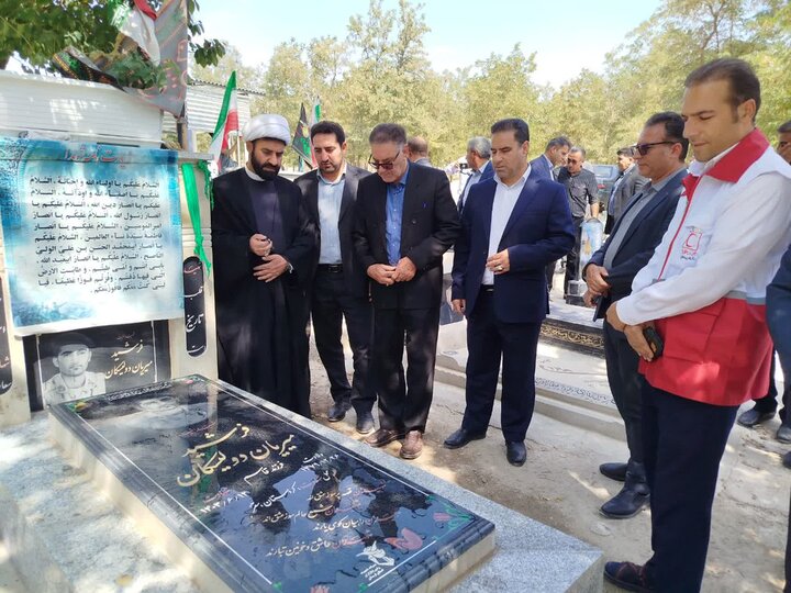تصاویر عطرافشانی قبور مطهر شهدا در نورآباد