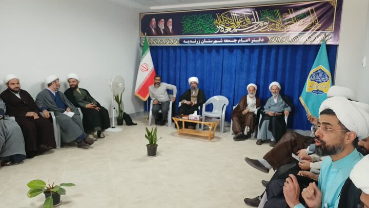 تصاویر/هم‌اندیشی دبیر ستاد امر به معروف استان مرکزی با طلاب و روحانیون شهرستان زرندیه