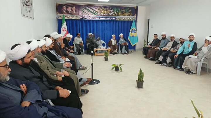 تصاویر/هم‌اندیشی دبیر ستاد امر به معروف استان مرکزی با طلاب و روحانیون شهرستان زرندیه