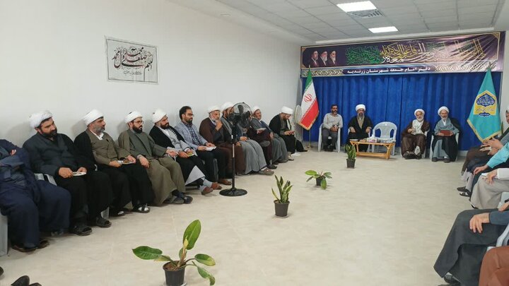 تصاویر/هم‌اندیشی دبیر ستاد امر به معروف استان مرکزی با طلاب و روحانیون شهرستان زرندیه