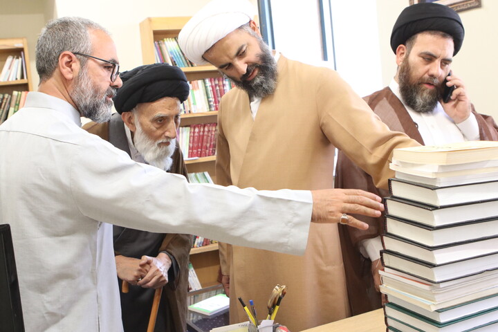 تصاویر/ بازدید آیت‌ الله موسوی اصفهانی و معاونین حوزه علمیه همدان از کتابخانه آیت‌ الله آخوند(ره)