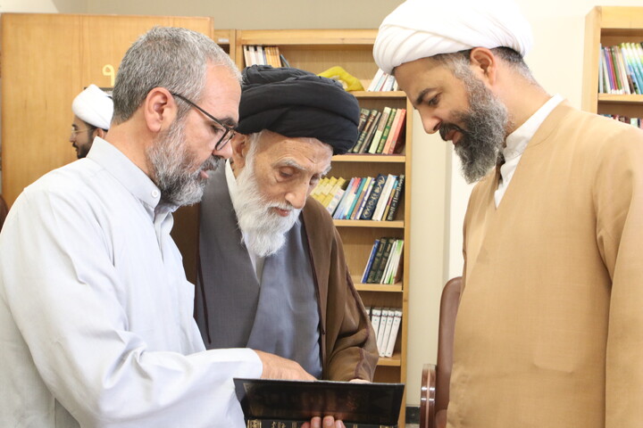 تصاویر/ بازدید آیت‌ الله موسوی اصفهانی و معاونین حوزه علمیه همدان از کتابخانه آیت‌ الله آخوند(ره)