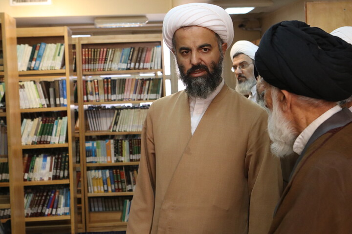 تصاویر/ بازدید آیت‌ الله موسوی اصفهانی و معاونین حوزه علمیه همدان از کتابخانه آیت‌ الله آخوند(ره)