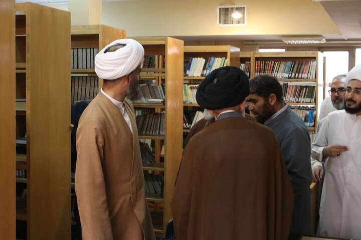 تصاویر/ بازدید آیت‌ الله موسوی اصفهانی و معاونین حوزه علمیه همدان از کتابخانه آیت‌ الله آخوند(ره)