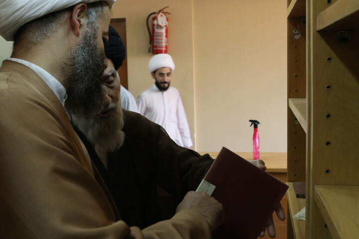 تصاویر/ بازدید آیت‌ الله موسوی اصفهانی و معاونین حوزه علمیه همدان از کتابخانه آیت‌ الله آخوند(ره)