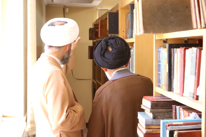 تصاویر/ بازدید آیت‌ الله موسوی اصفهانی و معاونین حوزه علمیه همدان از کتابخانه آیت‌ الله آخوند(ره)