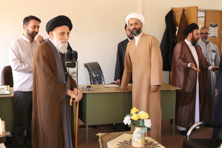 تصاویر/ بازدید آیت‌ الله موسوی اصفهانی و معاونین حوزه علمیه همدان از کتابخانه آیت‌ الله آخوند(ره)