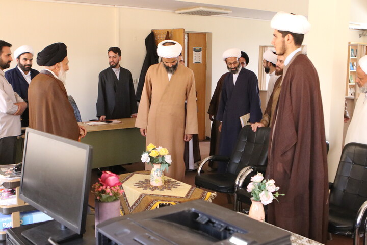 تصاویر/ بازدید آیت‌ الله موسوی اصفهانی و معاونین حوزه علمیه همدان از کتابخانه آیت‌ الله آخوند(ره)