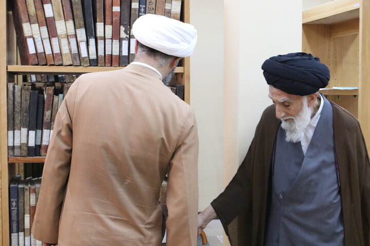 تصاویر/ بازدید آیت‌ الله موسوی اصفهانی و معاونین حوزه علمیه همدان از کتابخانه آیت‌ الله آخوند(ره)