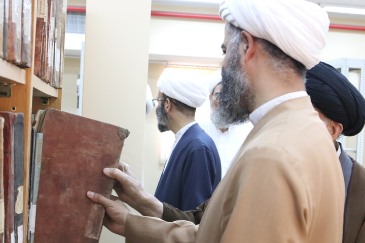 تصاویر/ بازدید آیت‌ الله موسوی اصفهانی و معاونین حوزه علمیه همدان از کتابخانه آیت‌ الله آخوند(ره)