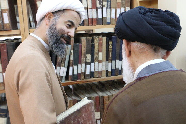 تصاویر/ بازدید آیت‌ الله موسوی اصفهانی و معاونین حوزه علمیه همدان از کتابخانه آیت‌ الله آخوند(ره)