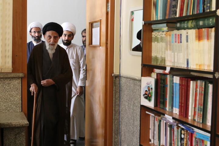 تصاویر/ بازدید آیت‌ الله موسوی اصفهانی و معاونین حوزه علمیه همدان از کتابخانه آیت‌ الله آخوند(ره)